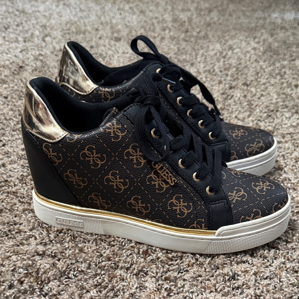 GUESS Hidden Wedge Sneakers Logo Print Black Gold Size 8.5 NWOT